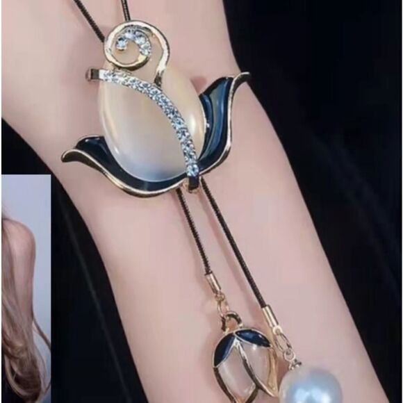 NEW⭐️Tulip Pearl Pendant Necklace - Picture 2 of 3